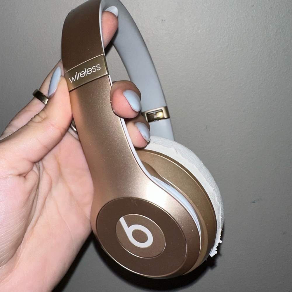 Gold Beats Solo 2 Wireless Headphones!!